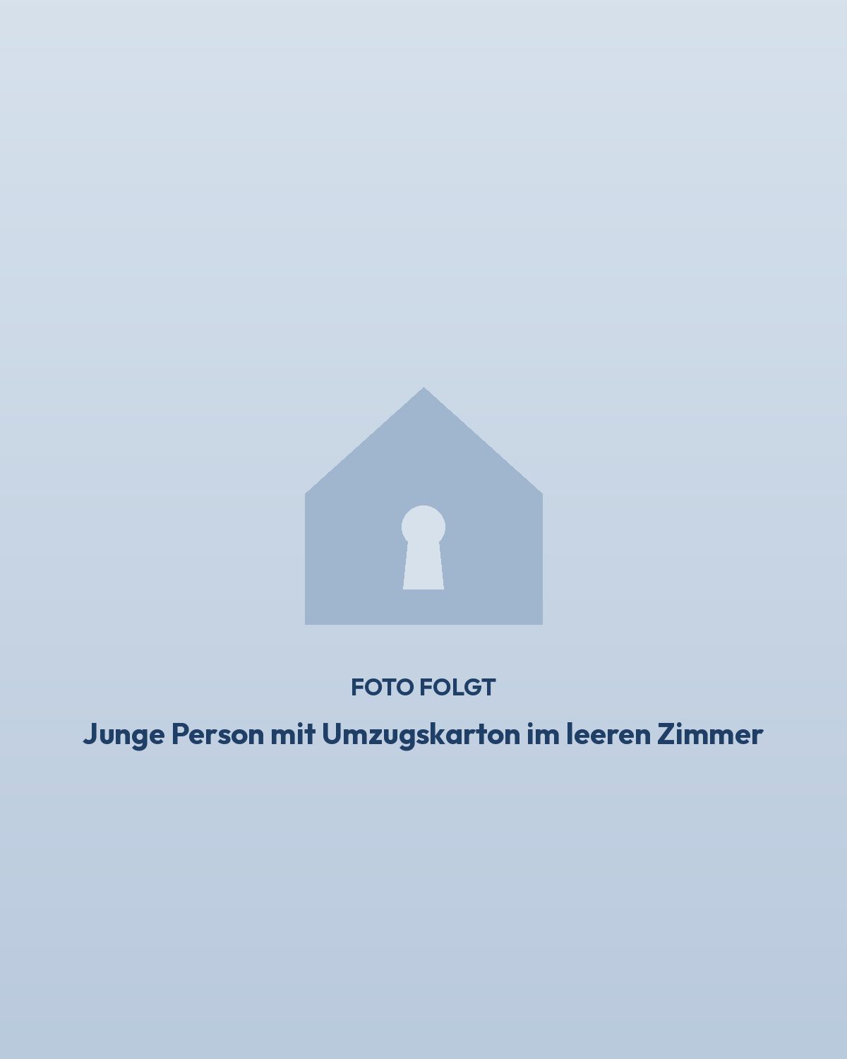 Junge Person mit Umzugskarton im leeren Zimmer
