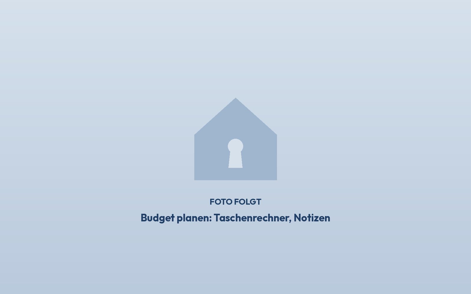 Budgetplanung mit Taschenrechner und Notizen