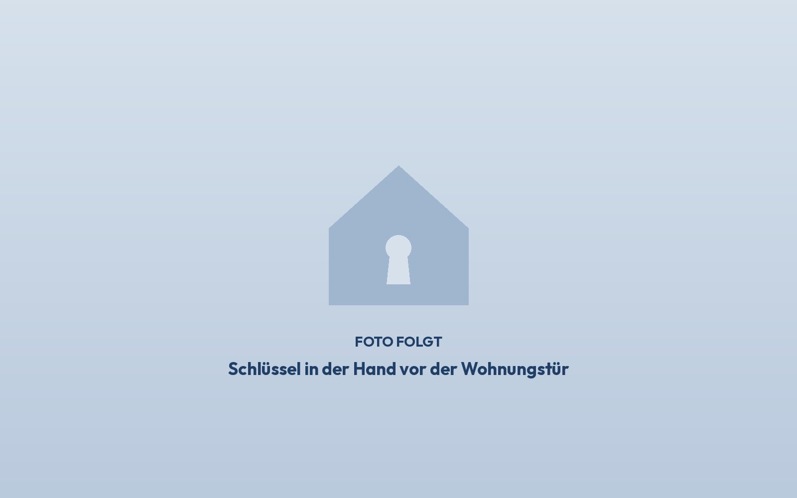 Schlüssel in der Hand vor einer Wohnungstür